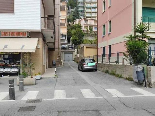 Box in vendita a Spotorno, Liguria