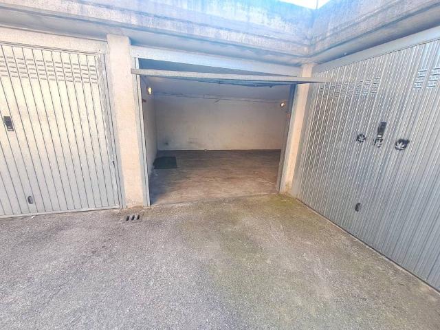 Box in vendita a Stezzano, Lombardia