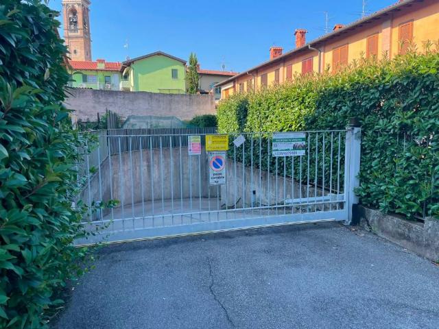 Box in vendita a Stezzano, Lombardia
