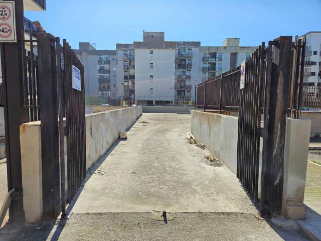 Box in vendita a Trani, Barletta-andria-trani