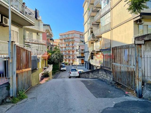 Box in vendita a Sant'agata Li Battiati, Sicilia