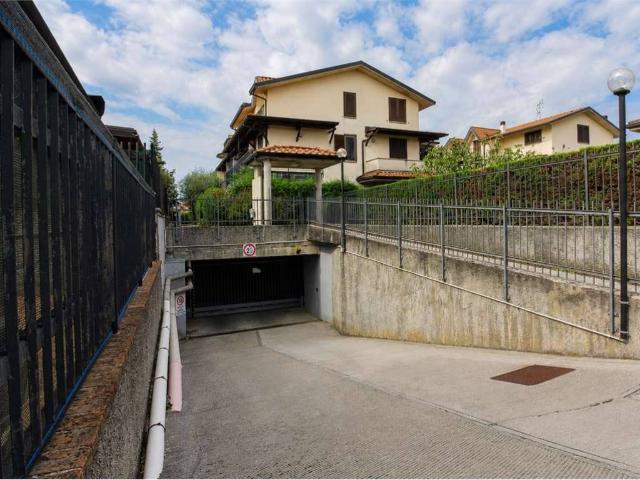 Box in vendita a Trezzano Rosa, Lombardia