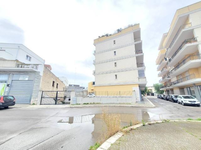 Box in vendita a Puglia, Bari