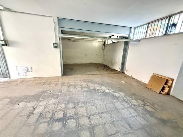 Box in vendita a Valenzano San Lorenzo, Puglia