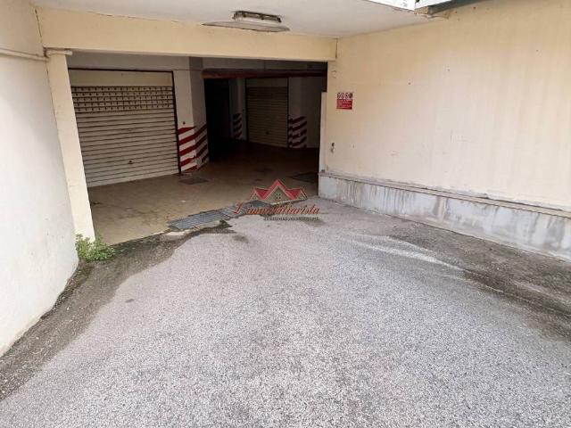 Box in vendita a Valenzano San Lorenzo, Puglia