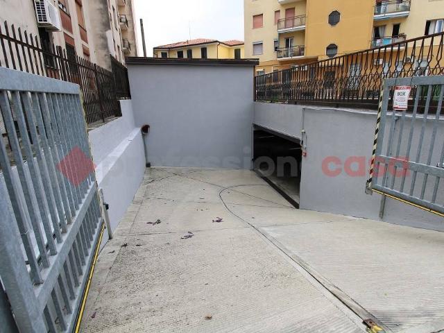 Box in vendita a Vaprio d'Adda, Milano