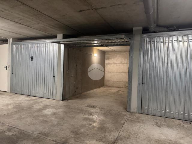 Box in affitto a Ticinese, Milano