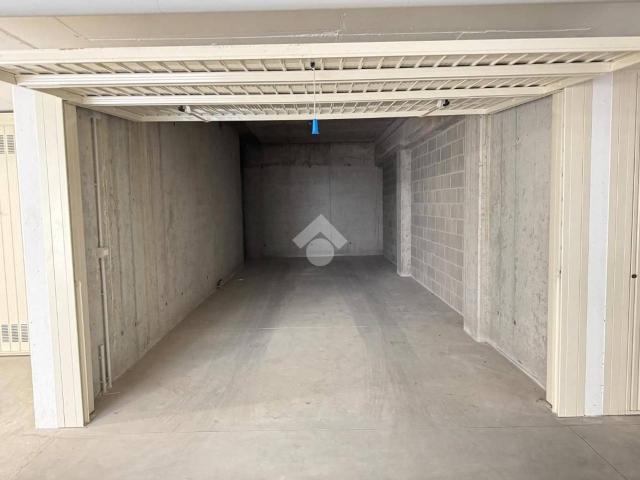 Box in affitto a Cazzaniga, Monza