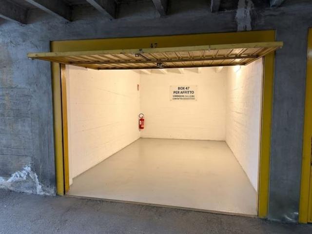 Box in affitto a Cesate, Milano