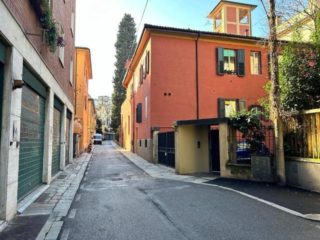 Box in vendita a Santo Stefano, Bologna