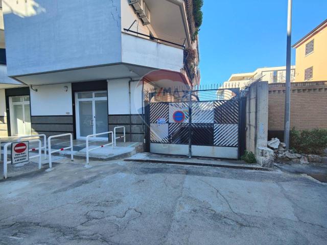 Box in vendita a Casoria, Campania