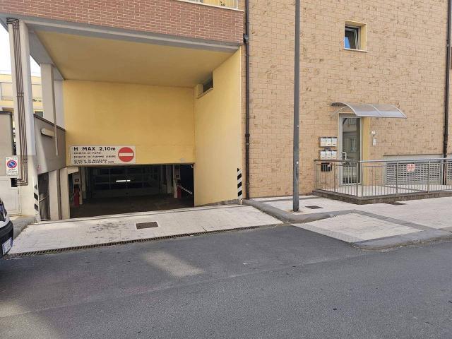 Box in vendita a Cecina, Toscana