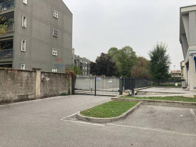 Box in vendita a Cernusco Sul Naviglio, Lombardia