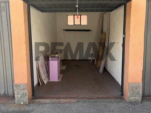 Box in vendita a Limbiate, Lombardia
