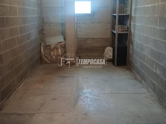 Box in vendita a Unione dei comuni del Distretto Ceramico, Maranello