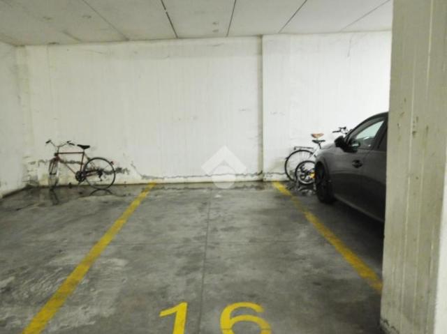Box in vendita a Quadrante Europa - Stazione, Prato