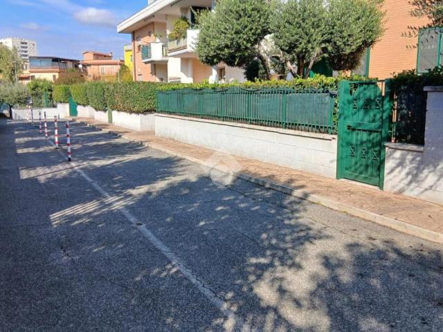 Box in vendita a Villaggio Breda, Roma Capitale
