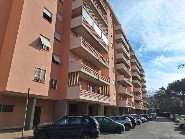 Box in vendita a Spinaceto, Roma