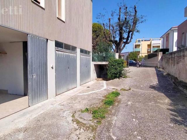 Box in vendita a Ciarnin, Marche