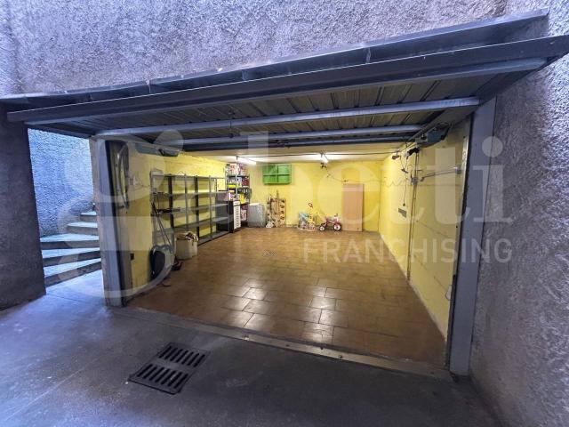 Box in vendita a Varedo, Lombardia