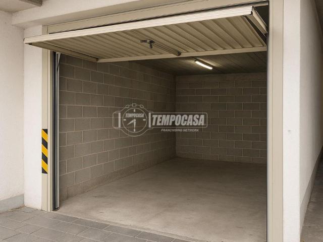Box in vendita a Civello, Villa Guardia