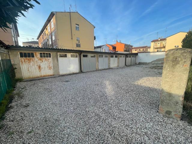 Box in vendita a Ferrara, Reggio Emilia