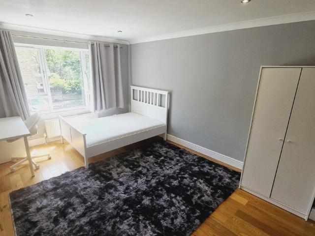Room for rent in Poplar Grove, Greater London