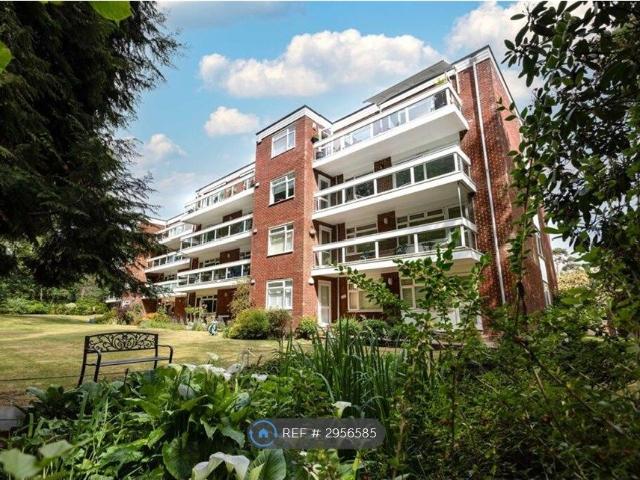 Apartment for rent in Branksome Chine, Canford Cliffs
