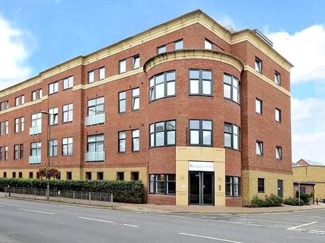 House for rent in Heol-las, Surrey