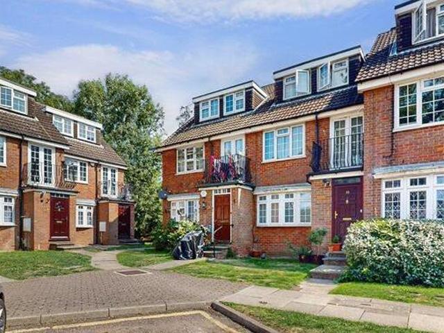 House for sale in Little Stanmore, Greater London