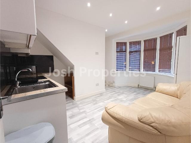 Apartment for rent in Newbury Park, Greater London
