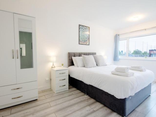 Apartment for rent in London Borough of Merton, Raynes Park