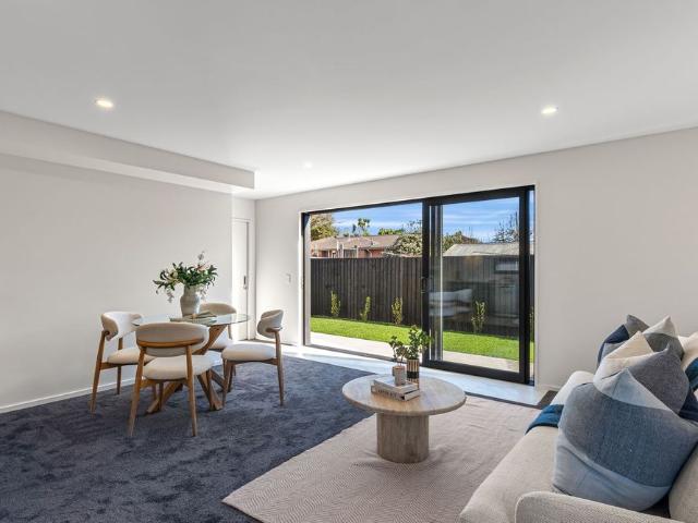 Townhouse for rent in Chaslands, Canterbury