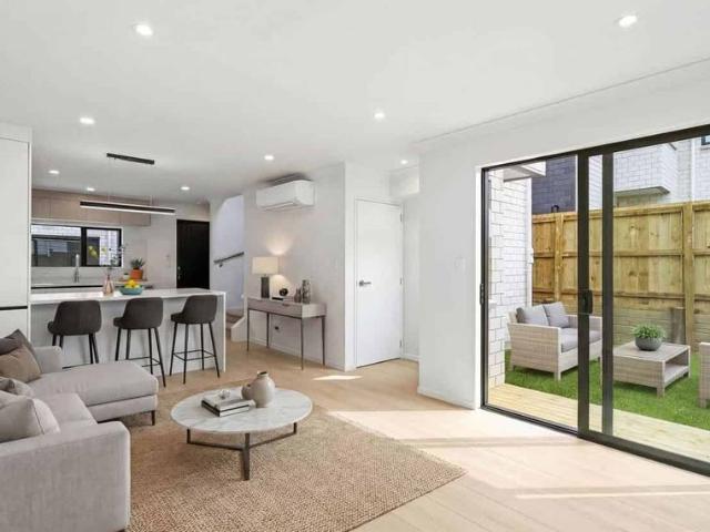 Townhouse for rent in Massey, Henderson-Massey
