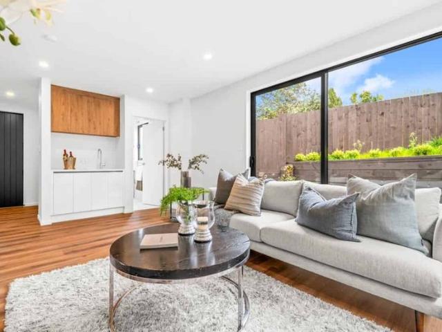 Townhouse for rent in Sunnynook