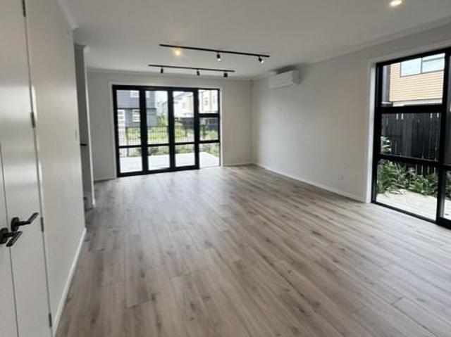 Townhouse for rent in Oratia