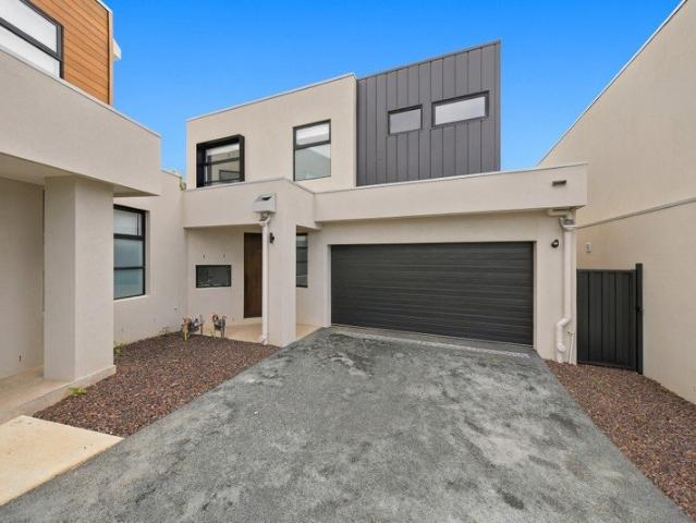 Townhouse for sale in Narre Warren, Melbourne