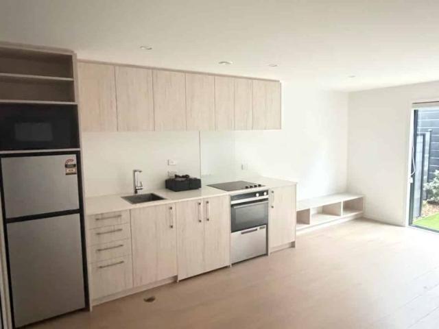 Townhouse for rent in Chaslands, Canterbury