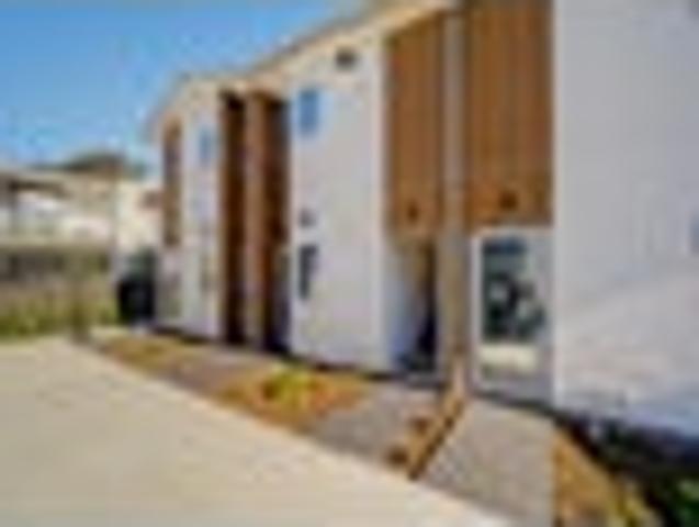 Townhouse for sale in Chaslands, Canterbury