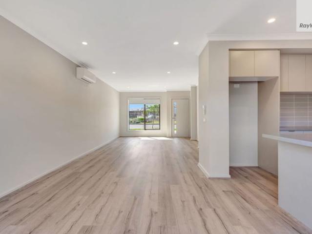 Townhouse for rent in Aurora Estate, Melbourne