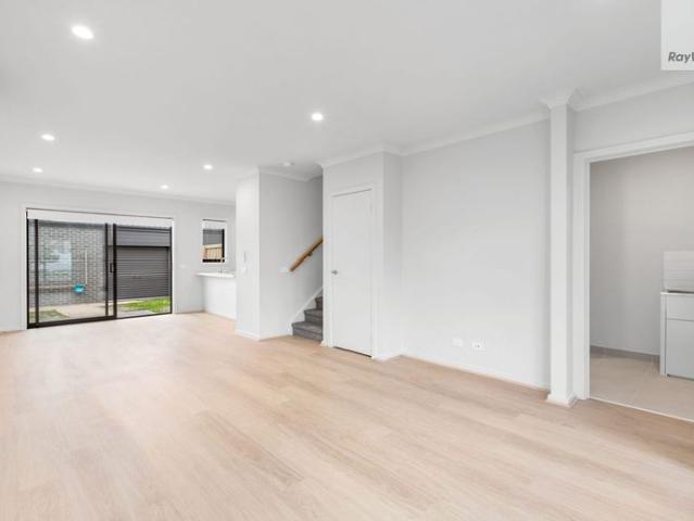 Townhouse for rent in Aurora Estate, Melbourne