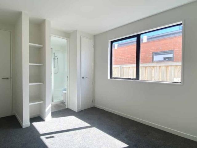 Townhouse for rent in Chaslands, Canterbury
