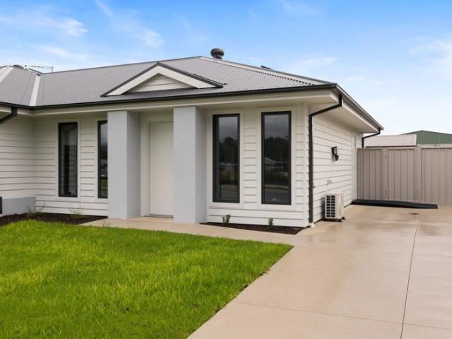 Duplex for rent in Leneva, Victoria