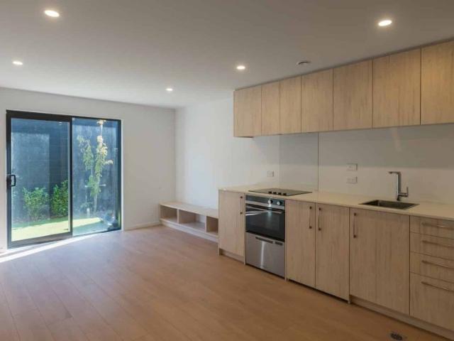 Townhouse for rent in Chaslands, Canterbury