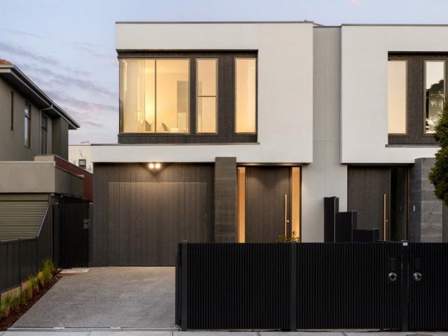 Townhouse for sale in Carnegie, Melbourne