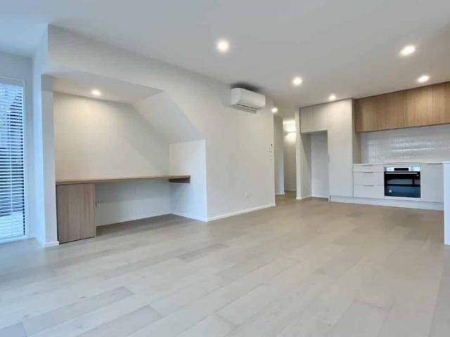 Townhouse for rent in Chaslands, Canterbury