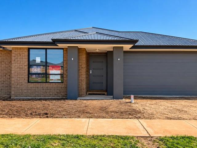 House for rent in Thornhill Park, Melbourne
