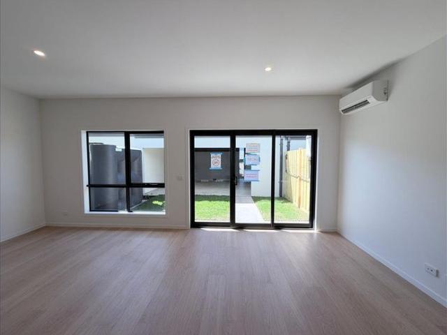 Townhouse for rent in Aurora Estate, Melbourne