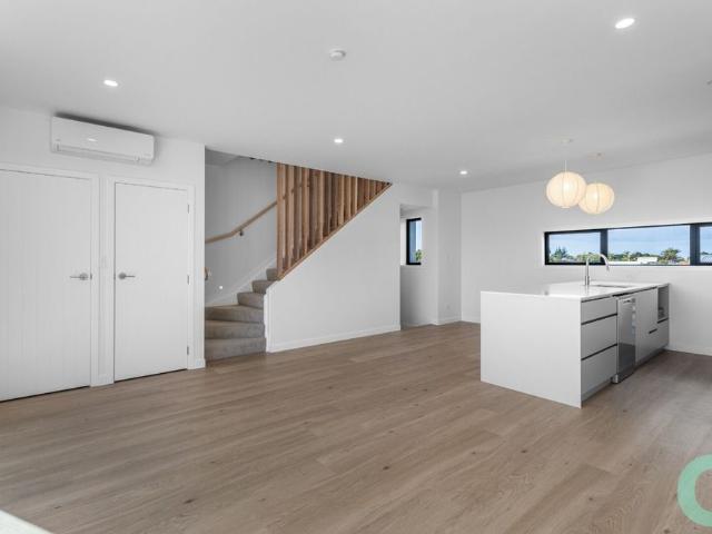 Townhouse for rent in Whangaparaoa, Oroua County