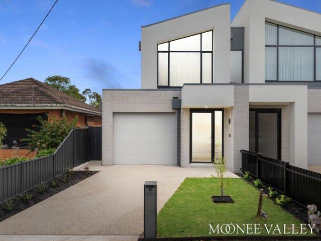 Cottage for sale in Avondale Heights, Melbourne